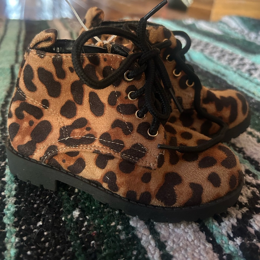 Lucky Top leopard booties